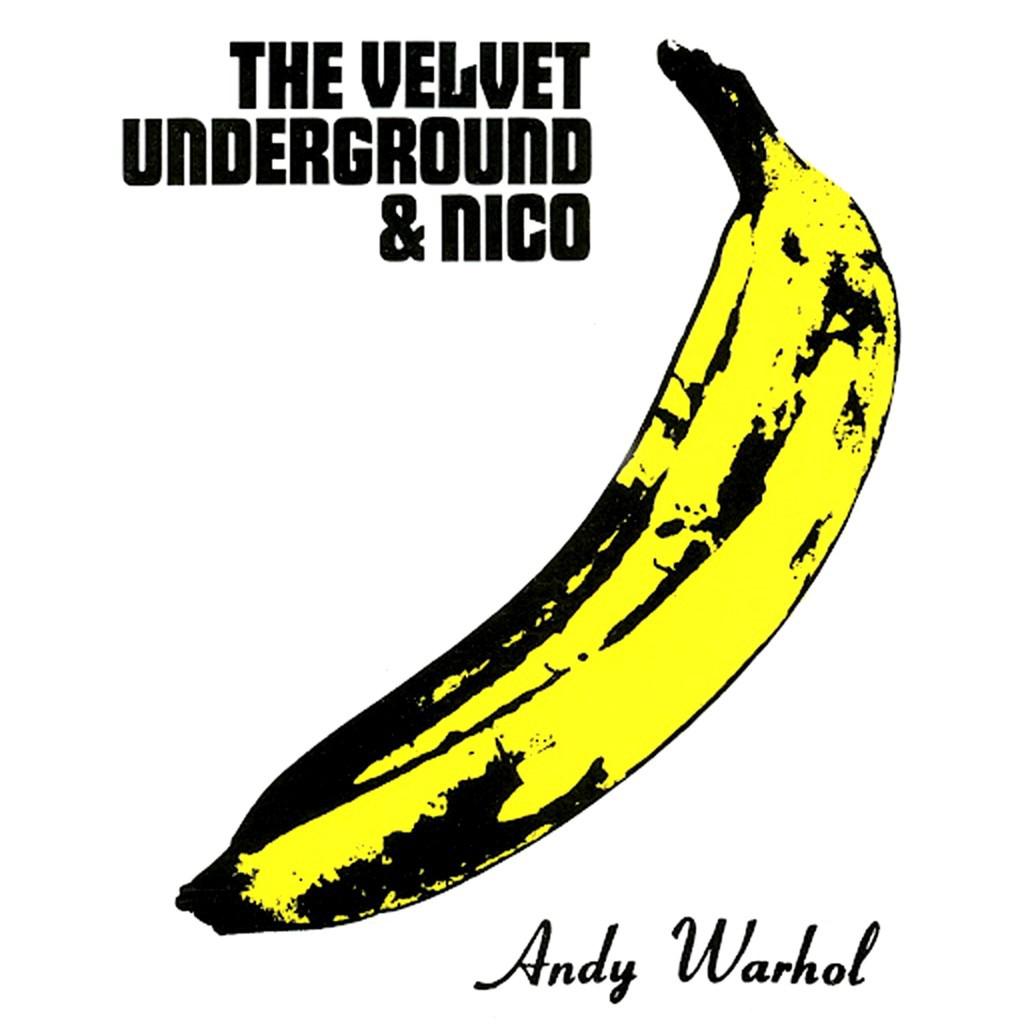 Illustrazione pop-art di banana gialla e nera su sfondo bianco con testo “THE VELVET UNDERGROUND & NICO” e firma “Andy Warhol” in basso.