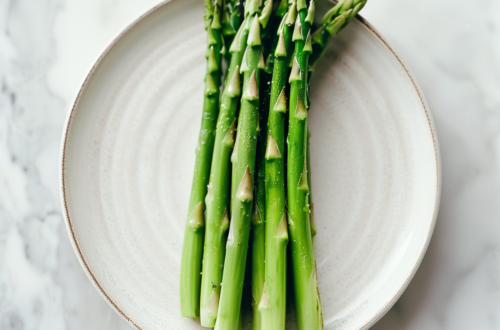 Mazzo di asparagi freschi su un tavolo