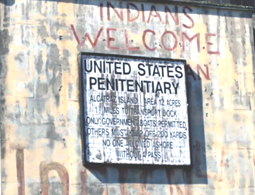La scritta Indians Welcome ad opera dei Nativi Americani